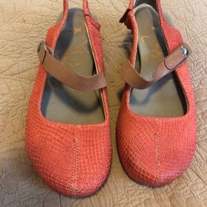 OTBT Mary Janes orange leather 7.5